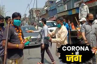 Covid warriors greeted by BJP workers with flowers