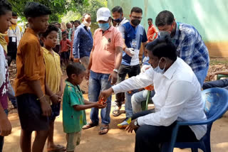 youths-of-bajarang-yuva-gosthi-distributing-food-items-in-kankadahada