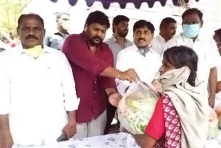 vegetables distribute at kamalapuram kadapa district