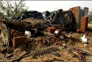 A crude house fell in a storm, a woman died