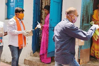 Sanstha distributed 500 face masks and sanitizers among the people in jamshedpur