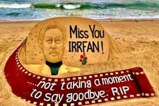 international-sand-artist-sudarshan-patnaik-pays-tribute-to-number-irrfan-khan