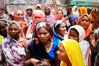 kailaras labours reached city council office for not getting ration