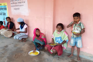 student youth power distributed food among the poor people in ranchi