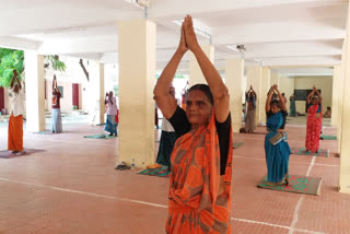 தற்காலிக முகாமில் தங்க வைக்கப்பட்டுள்ளவர்களுக்கு யோகாசனப் பயிற்சி.