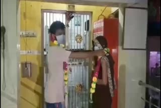 couple married in police station