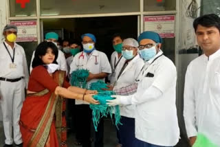 देवली में मास्क और सैनिटाइजर वितरण, Mask and sanitizer distribution in Deoli, Maya Suvalka distributed masks