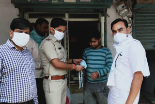 congress workers showered flower on corona warriors in sheopur