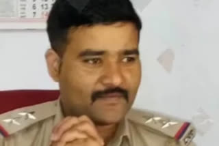 CRPF jawan  coronavirus lockdown  Belagavi  Karnataka  Police sub-inspector Anil Kumar  'violating' lockdown  Belagavi district of Karnataka.  CRPF jawan arrest  സിആർപിഎഫ് ജവാന്‍റെ അറസ്റ്റ്  കർണാടക  ബെംഗളുരു  എസ്.ഐക്ക് സസ്പെൻഷൻ  കോബ്ര വിഭാഗം  സച്ചിന്‍ സാവന്ത്