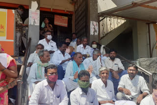 farmers dharnaa infront of syndicate bank at kundurpi ananthapuram district