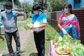 বিবাহবার্ষিকীতে 100 জন দুস্থকে সাহায্য ময়নাগুড়ির ডাক্তারের