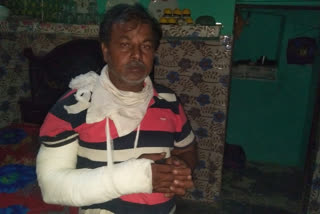 Narela police accused of breaking hand of vegetable seller