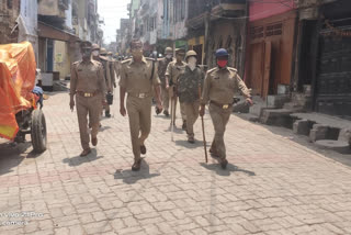 पुलिस ने किया मार्च पास्ट