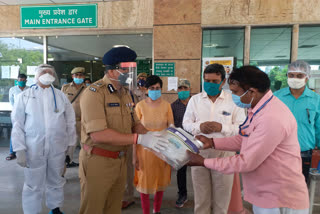 Commissioner Alok Singh distributes PPE kits to Corona Warriors cleaning workers
