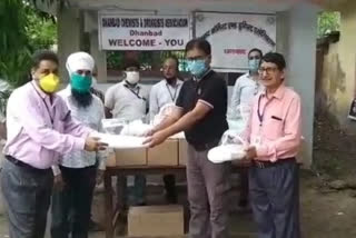 Dhanbad Chemist and Druggist Association handed over PPE kit to IMA