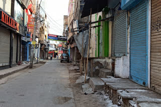 this time in Ramadan, the street with the hat is deserted in gaya bihar