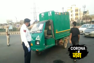 Delhi Police advises people on road to maintain social distancing corona