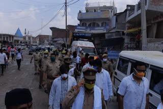 स्वागत समारोह में पुलिसकर्मियों ने लॉक डाउन के नियमों की उड़ाई धज्जियां