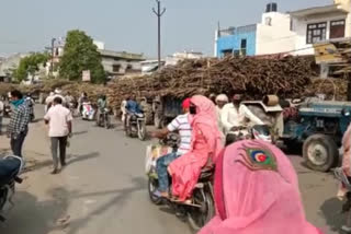 long-queues-of-sugarcane-vehicles-at-laksar in Haridawar