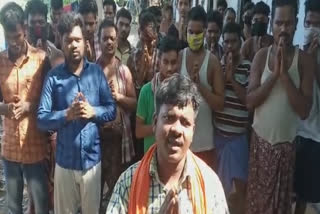 odia migrants stuck in tamilnadu, odia migrant labour outside odisha, odia migrants out of odisha amid lockdown, seeks help through video, ତାମିଲନାଡୁରେ ଫସିଛନ୍ତି ଓଡିଆ ଶ୍ରମିକ, ରାଜ୍ୟ ବାହାରେ ଓଡିଆ ଶ୍ରମିକ, ଲକଡାଉନରେ ରାଜ୍ୟ ବାହାରେ ଓଡିଆ ଶ୍ରମିକ, ଉଦ୍ଧାର ପାଇଁ ଭିଡିଓରେ କଲେ ନିବେଦନ