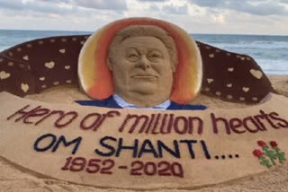 International sand artist pays tribute to Rishi kapoor