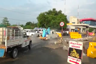 ஓமலூர் சுங்கச்சாவடி அருகே கிருமிநாசினி தெளிக்கும் தூய்மைப் பணியாளர்கள்