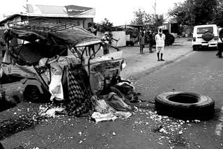 Lorry collides the auto couple dies