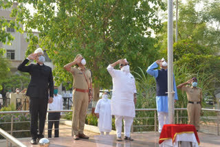 परभणीत केवळ जिल्हाधिकारी कार्यालयात ध्वजारोहण