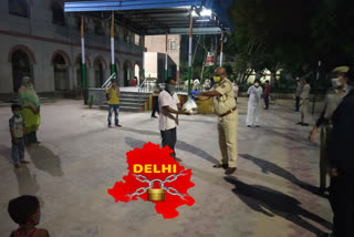 In lockdown Nangloi police distributed iftari items to Muslim laborers in delhi