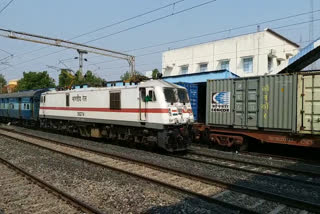 migrant-labours-going ohme town-from-hyderabad-in-train