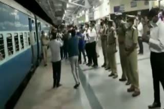 train carrying migrants from Lingampally to Hatia