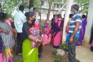 Anganwadi workers are not keeping social distance in the warehouse