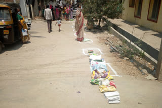 benifishers struggling for taking ration in gangavati