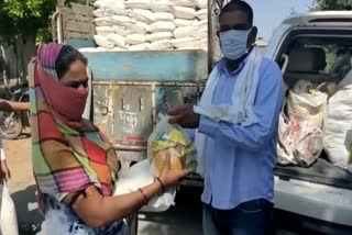 ration distribution to laborers, विश्व मजदूर दिवस