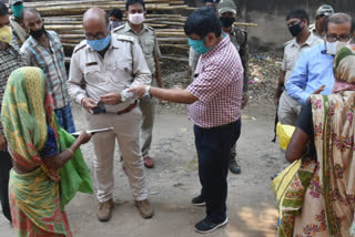 purulia dm went on inspection about ration distribution amid lockdown