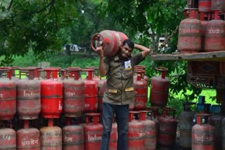 non subsidised cooking gas price cut by a record rs 162.50 per cylinder
