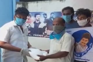 ஏழை மக்களுக்கு உதவி செய்த விஜய் ரசிகர்கள்