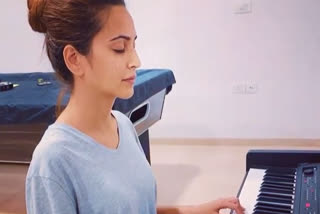 kriti kharanda plays piano