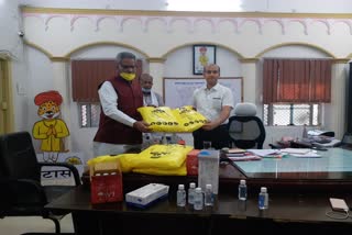 ओम माथुर ने प्रशासन को सौंपे PPE किट, Om Mathur handed over PPE kit to administration