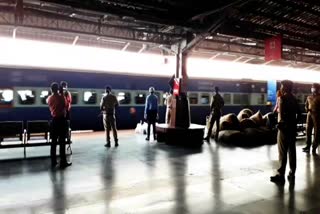 workers-special-train-from-hyderabad-leaves-for-jharkhand-after-reaching-bilaspur-station