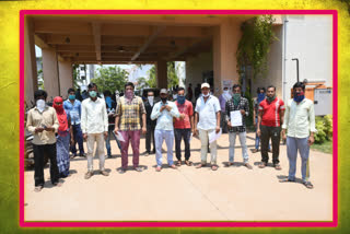 due to corona lockdown Migrant laborers appealing to the collector for go back to home in nellore