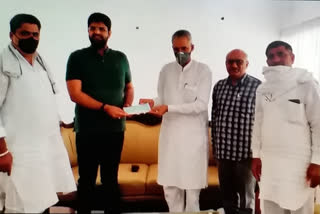 JJP leaders gave nearly four and a half lakh rupees to the Corona Relief Fund