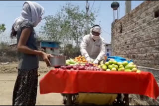 After going to guard job in Raisen, youth doing social service with selling vegetables in lockdown