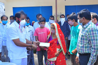 minister srinivas goud helps to one family in mahabubnagar district