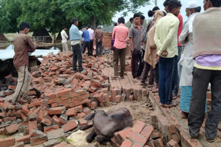 तेज आंधी और बारिश के कारण गिरी दीवार