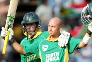 Herschelle Gibbs to auction bat used in 438 game to aid fight against Covid-19