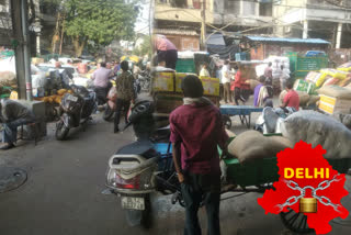 People not following rules of lockdown in Baoli market of Old Delhi