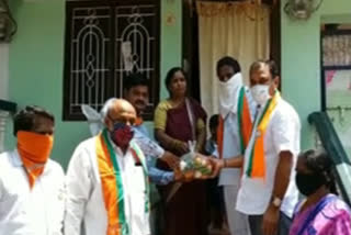 bjp leaders helps needy in miryalaguda during lock down