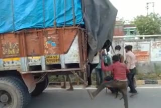 36-laborers-caught-in-basti-who-was-travelling-by-truck-from-maharastra