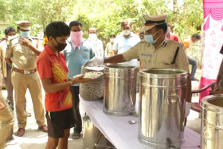 పోలీసుల అన్నదానం